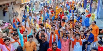 धार : भगवान परशुरामजी की आकर्षक झांकी के साथ विशाल शोभायात्रा निकली नगर में जगह – जगह स्वागत मंच सेहुई पुष्प वर्षा