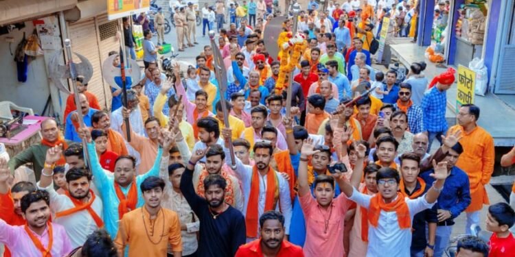 धार : भगवान परशुरामजी की आकर्षक झांकी के साथ विशाल शोभायात्रा निकली नगर में जगह – जगह स्वागत मंच सेहुई पुष्प वर्षा