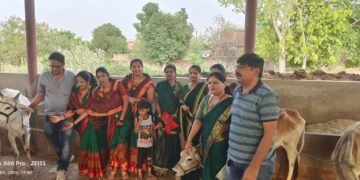 महाराजा अग्रसेन की दसवीं महा आरती का हुआ आयोजन महासभा की महिलाएं पहुंची गौशाला।
