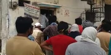 मंद बुद्धि नाबालिग के पिता ने लगाई फांसी, परिजनों का आरोप समिप रहने वाला व्यक्ति नाबालिग से करता था छेड़खानी गलत हरकतें।