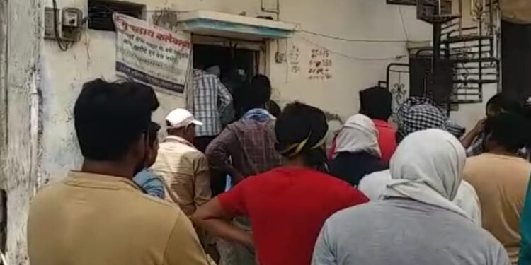 मंद बुद्धि नाबालिग के पिता ने लगाई फांसी, परिजनों का आरोप समिप रहने वाला व्यक्ति नाबालिग से करता था छेड़खानी गलत हरकतें।