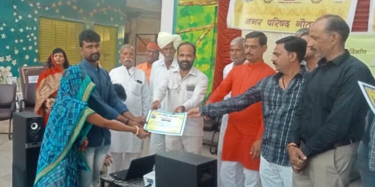 नगरोंदय अभियान के तहत नगर परिषद गौतमपुरा में 120 हितग्राहियों को प्रधानमंत्री आवास योजना के प्रमाण पत्र प्रदान किए गए।