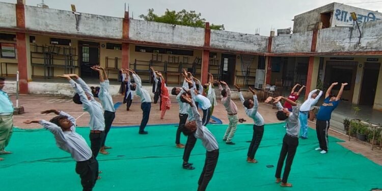 आजादी का अमृत महोत्सव अंतर्गत विश्व योग दिवस मनाया।