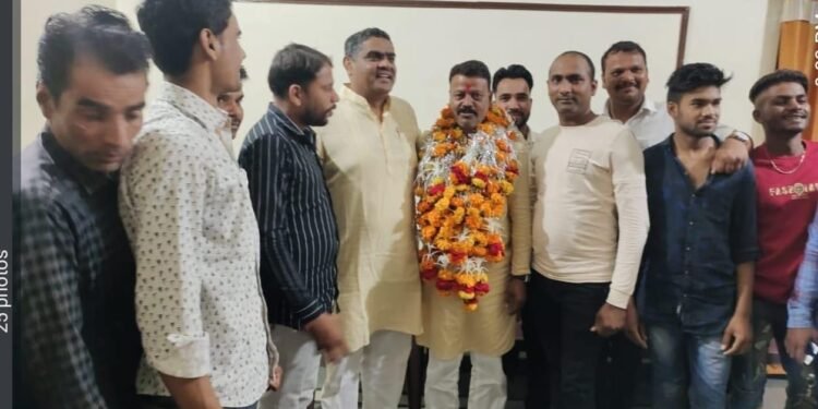 धार जिला पंचायत चुनाव में वार्ड क्रमांक 9 से शंकर चौहान के विजय होने स्वागत किया।