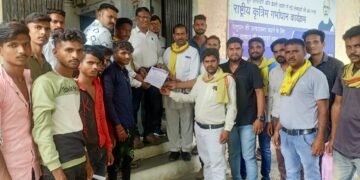 धार : आदिवासी समाज के कार्यकर्ता एवं पदाधिकारियों ने भीलप्रदेश राज्य गठन किए जाने को लेकर ज्ञापन सोपा।