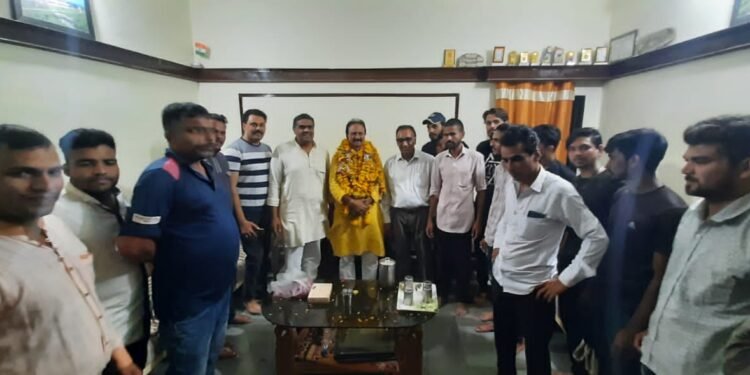 तीसरी बार पार्षद चुनाव जीतने वाले उस्मान पटेल का धार में भव्य स्वागत किया गया।