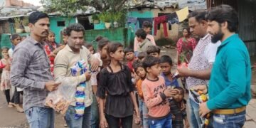 पूर्व राष्ट्रपति स्वर्गीय एपीजे अब्दुल कलाम जी की पुण्यतिथि पर गरीब बस्ती में बच्चों को बिस्किट एवं चिप्स पैकेट वितरित किए