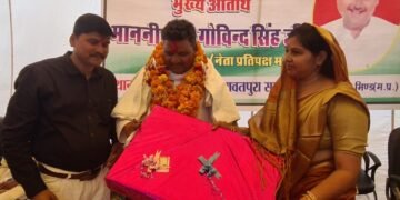 सेवानिवृत्त शिक्षक रामकरण दुबे को बतौर मुख्यातिथि नेता प्रतिपक्ष डॉ गोविंद सिंह ने रामायण भेंट कर दी बिदाई।