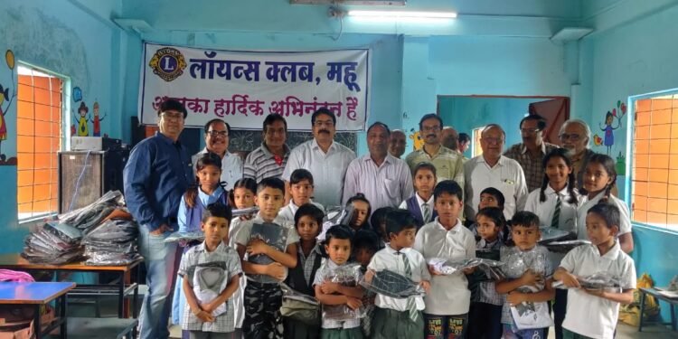 लायंस क्लब महू द्वारा ज्ञानोदय स्कूल में स्कूल ड्रेस का वितरण किया गया।
