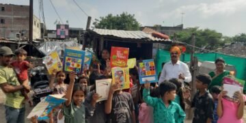भिक्षा मांगने वाले बच्चों को किताबें वितरित की..