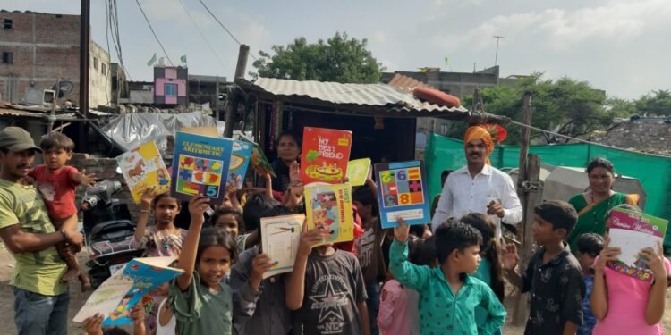 भिक्षा मांगने वाले बच्चों को किताबें वितरित की..
