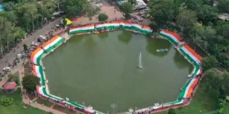 रतलाम में ऐतिहासिक रूप से 22 हजार फीट का तिरंगा फहराया गया।