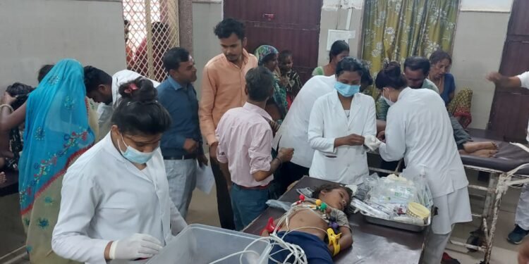 #दमोह : एक बस और मजदूरों से भरी ट्रैक्टर ट्राली की भिड़ंत, एक बच्ची की मौत, 30 से 35 लोग घायल, जिसमें बच्चे है शामिल।