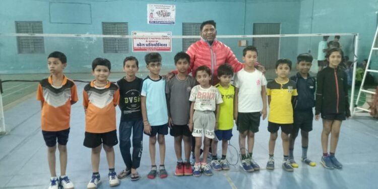#Dhar : म प्र स्थापना दिवस पर आयोजित बैंडमिटन स्पर्धा में लेखिका बिजवा एवं आनंद मोरे ने विजेता का खिताब जीता
