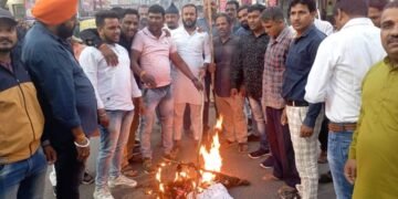 भाजपा धार ने विरोध प्रदर्शन कर टीएमसी मंत्री अखिल गिरी का पुतला फूंका।