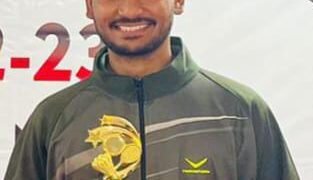 पश्चिम क्षैत्रीय महालेखाकार विभागीय बैडमिंटन स्पर्धा में संजय ठाकुर ने युगल वर्ग में विजेता का खिताब जीता।