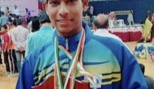 यश रायकवार पुरुष युगल वर्ग में राष्ट्रीय स्तर पर तृतीय स्थान पर पहुंचे।