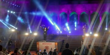 तरकश बैंड दल की गायकी ने पर्यटकों को आनंदित किया।