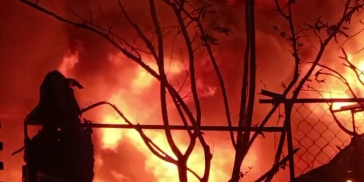 #रतलाम : 3 प्लास्टिक फैक्ट्री में भीषण लगी आग, आग लगने का कारण अज्ञात।