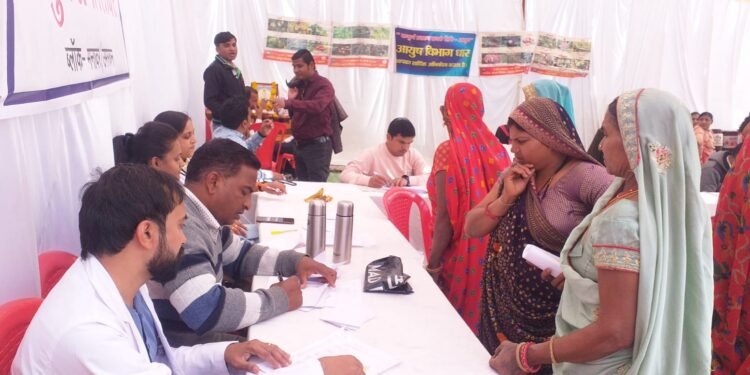 धार जिले के बाकानेर आयुष मेगा शिविर का आयोजन हुआ।