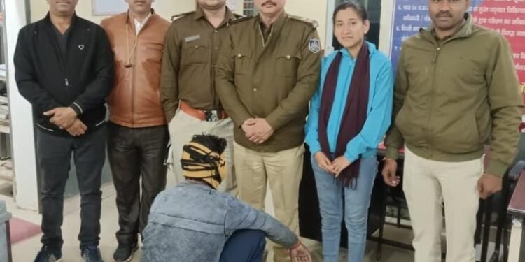 5 वर्षो से फरार इनामी आरोपी को दमोह पुलिस ने किया गिरफ्तार।