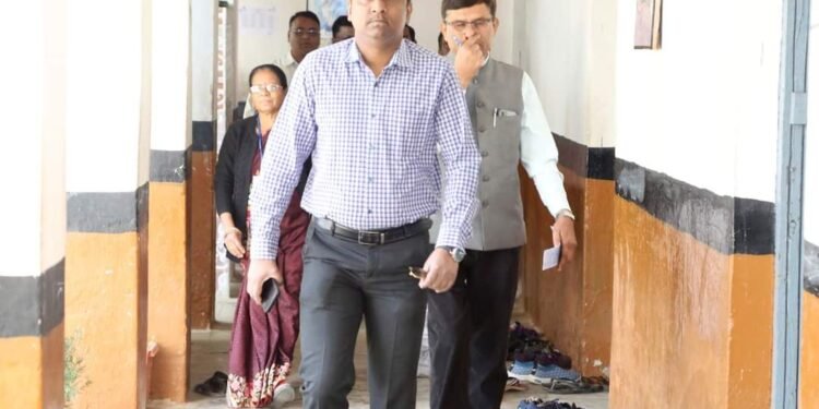 कलेक्टर श्री चैतन्य ने परीक्षा केन्द्रों का लिया जायजा बुनियादी सुविधायें भी देखी तेन्दूखेड़ा केन्द्र में 2 नकल के प्रकरण।