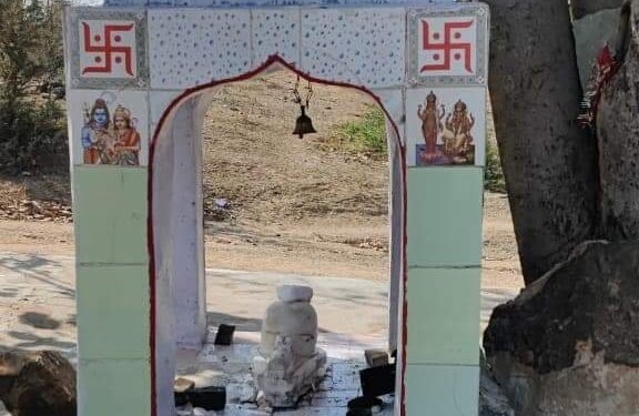 मड़ियादो पुलिस ने सुलझाई शिवलिंग मुर्ती तोड़ने की गुत्थी।