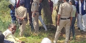 रंग पंचमी के दिन नीम के पेड़ से युवक युवती ने फांसी लगाकर आत्महत्या की।