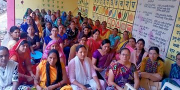 आंगनवाड़ी कार्यकर्ता एवं सहायिकाओं के हड़ताल पर रहने के कारण कई केंद्रों पर लगे ताले।