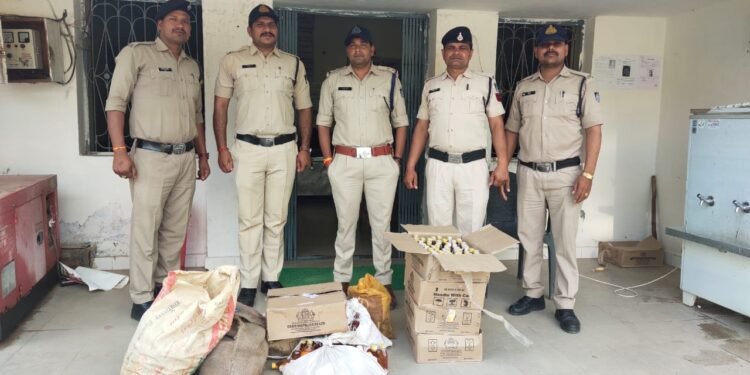थाना दमोह देहात पुलिस की बड़ी कार्यवाही, अवैध शराब तस्करी पर 11 अलग-अलग  स्थानो पर दबिस देकर 12 आरोपीगणों से जब्त की बड़ी मात्रा में अवैध शराब।