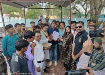 कांग्रेस कार्यकर्ता 4 घंटे में 50 किमी साइकिल यात्रा में चले, राज्यपाल के नाम ज्ञापन सौंपा।
