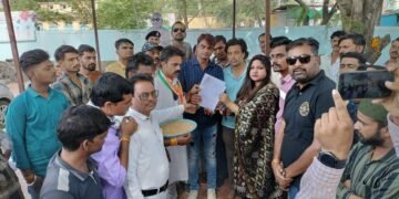 कांग्रेस कार्यकर्ता 4 घंटे में 50 किमी साइकिल यात्रा में चले, राज्यपाल के नाम ज्ञापन सौंपा।