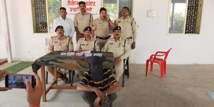 धार जिले के ग्राम खिलेडी में चाकू एवं धारदार हथियार की नौक पर परिवार को बंधक बनाकर की गई लूट का फरार आरोपी गिरफ्तार।
