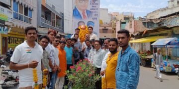 कांग्रेस कार्यकर्ताओं द्वारा अंबेडकरजी की प्रतिमा पर माल्यार्पण किया गया।