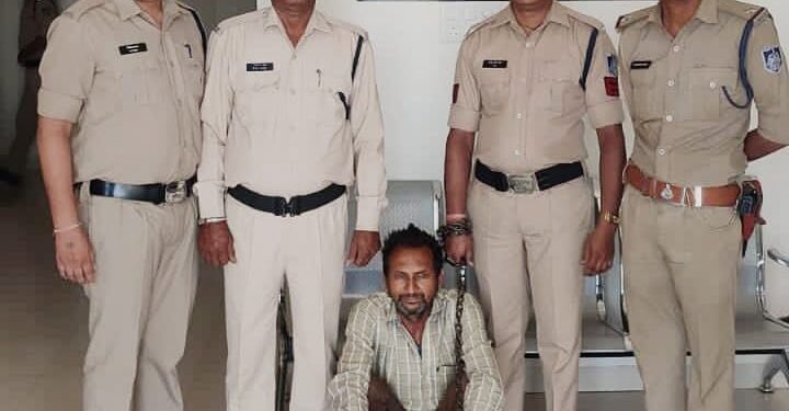 शादी के लिये लडकी दिखाने के बहाने धार जिले के कुख्यात गांव होलीबयडा घाट में ले जाकर लुट की वारदात को अंजाम देने वाला हुआ गिरफ्तार।
