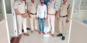 लक्‍जरी कार से कर रहे थे अवैश शराब की तस्‍करी, पुलिस ने युवक से जप्‍त की लाखों रुपए की अवैध शराब।