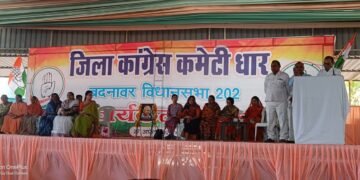 पहली बार सभी पदाधिकारी जाजम पर, तो महिलाएं मंच पर दिखायी दी..