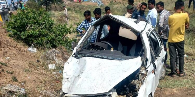 घाटाबिल्‍लौद की औसरूद पुलिया से नीचे गिरी अ‍नियंत्रित कार।