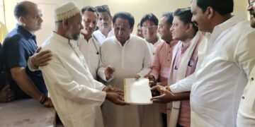 पूर्व मुख्यमंत्री कमलनाथ को कुक्षी जिला बनाने का मांग प्रस्ताव पत्र सौपा।