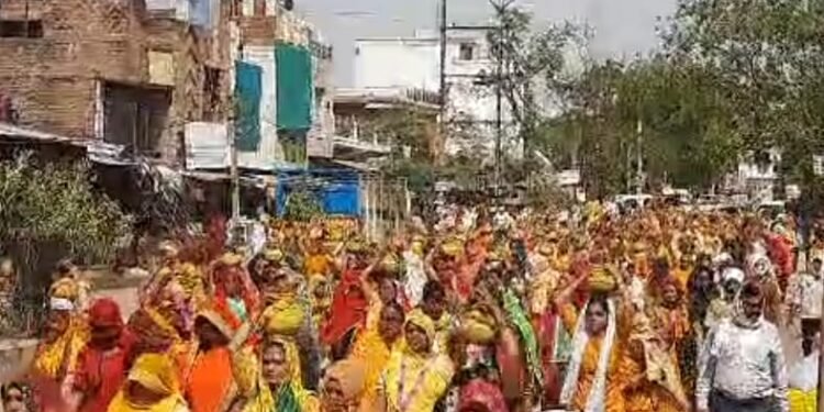 गाजे बाजे हाथी घोड़ा ढोल ढमाको के साथ निकली कलश यात्रा,जगह जगह नगरवासियों ने किया जोरदार स्वागत।