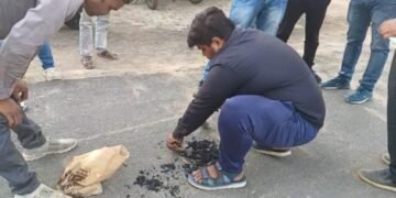 डेढ़ इंच बनी सड़क की जांच करने आई टीम, उधर सीमेंट लगाकर दिखाया जा रहा चौड़ीकरण..