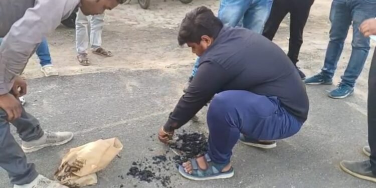 डेढ़ इंच बनी सड़क की जांच करने आई टीम, उधर सीमेंट लगाकर दिखाया जा रहा चौड़ीकरण..