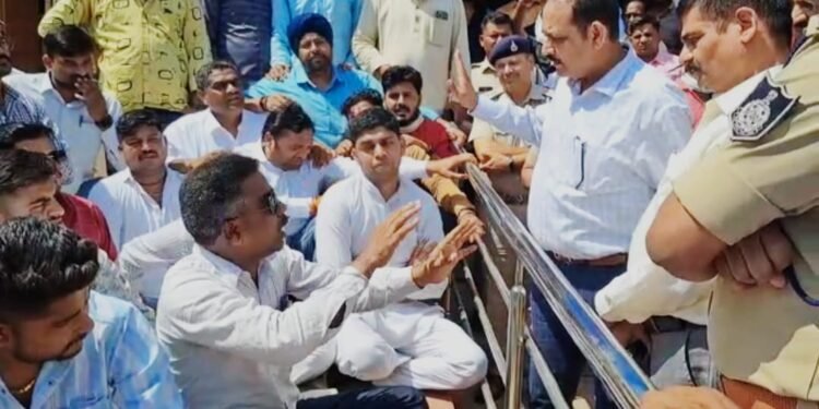#धार : कांग्रेस पार्षदों ने नगरपालिका के गेट पर जड़ा ताला..