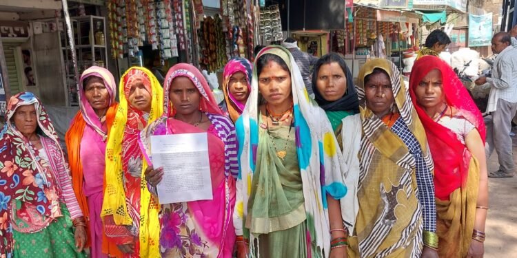 आत्‍मनिर्भर की जगह कर्ज के बोझ में दबा दिया आदिवासी महिलाओं को!