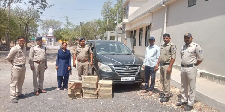 तारादेही थाना पुलिस ने पकड़ा अवैध शराब का जखीरा काली इनोवा कार से बड़ी मात्रा में अवैध शराब जप्त।