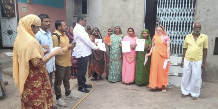 #धार : पार्षद प्रतिनिधि लियाकत पटेल ने लाडली बहना योजना के कार्ड इमलीबान क्षेत्र से बाटना प्रारंभ किया।