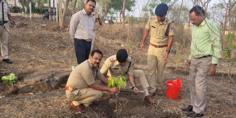 #धार : विश्व पर्यावरण दिवस पर पुलिस अधीक्षक धार मनोज कुमार सिंह  ने रोपा पौधा।