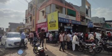 बदनावर में दिनदहाड़े बैंक के सामने से बदमाश पौने नौ लाख ₹ से भरा बैग ले भागा..