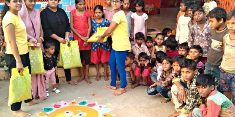 भारत देश के गावों को गरीबी मुक्त बनाने का बीड़ा उठाया संस्था दानपात्र फाउंडेशन ने..