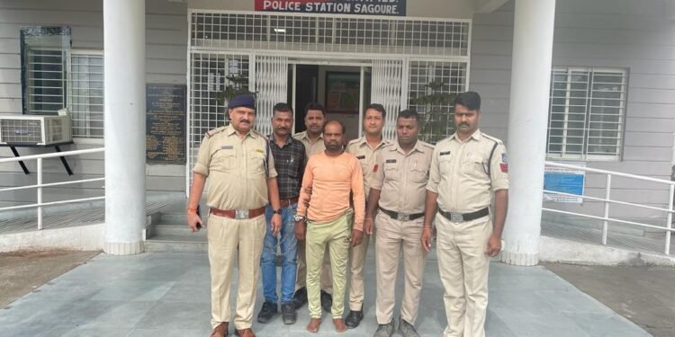 #धार : 4 साल से फरार इनामी बदमाश को सागौर पुलिस ने धर दबोचा..